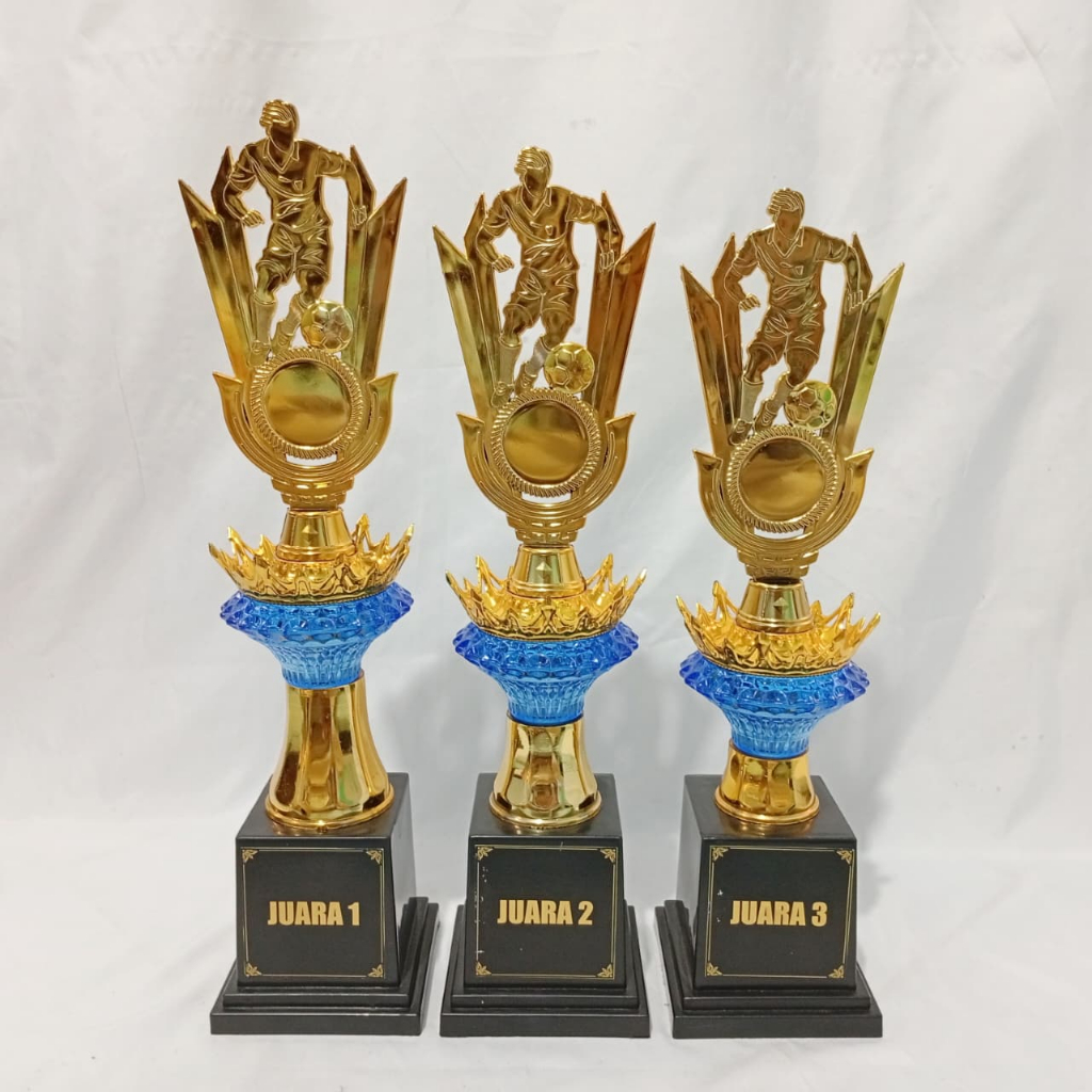 Piala Sepak Bola Satu Set Cup Asbak Biru Kombinasi Mahkota