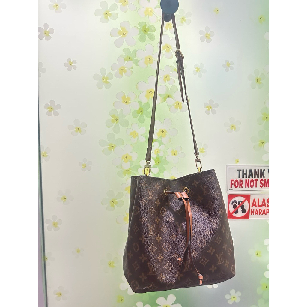 preloved tas Louis Vuitton Monogram Canvas NéoNoé MM bucket bag with caramel-colored leather trim