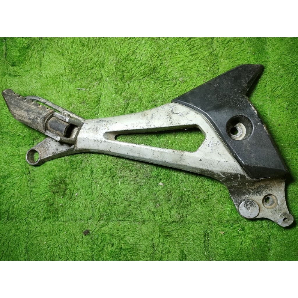 FOOTSTEP PIJAKAN KAKI BELAKANG SEBELAH KANAN HONDA SUPRA X 125
