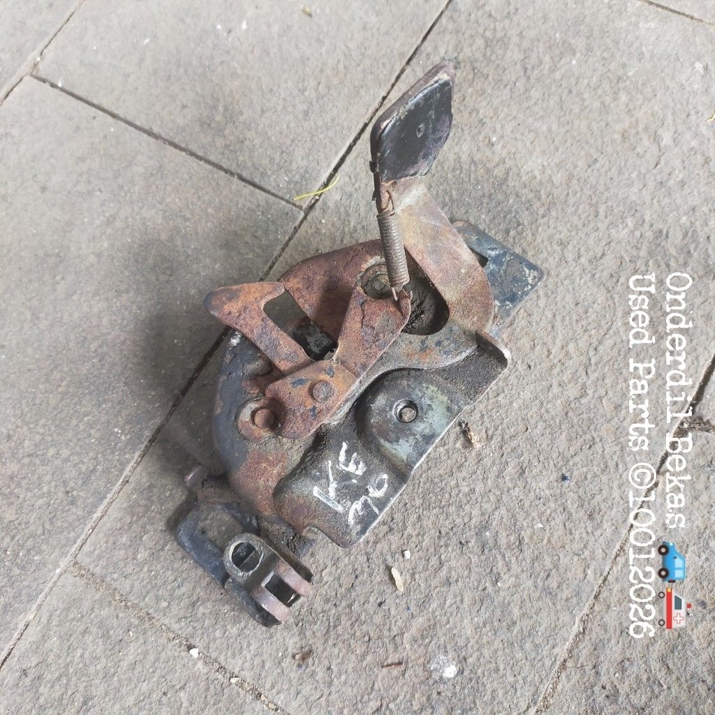 kunci kap mesin Toyota Corolla KE30 tahun 1976