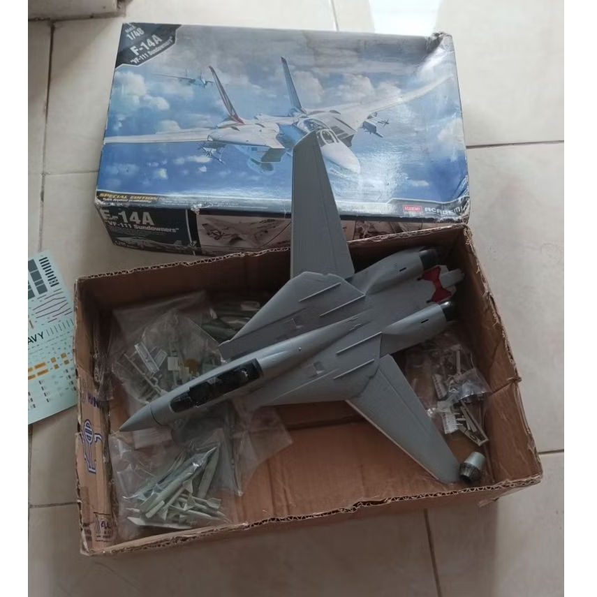 Model Kit Pesawat Tempur F-14 Tomcat Skala 1:48 Academy