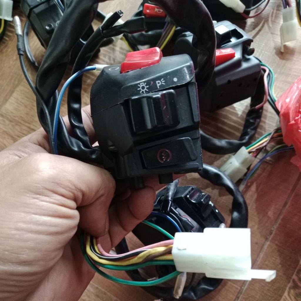 Holder kanan megapro saklar kanan megapro lawas starter 2002-2006 saklar kanan megapro