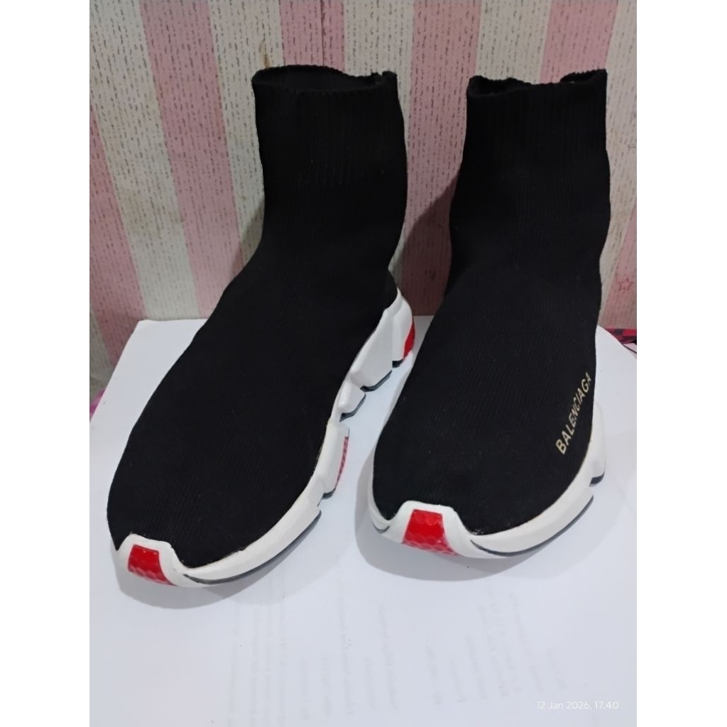 Balenciaga Sepatu Speed Trainer Sz 39 Kondisi Sesuai Gambar Sneakers Hitam dengan Detail Merah