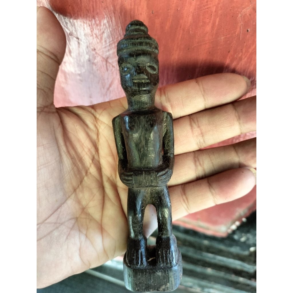 Patung kuno dayak kayu ulin.Patung primitif belian suku paser
