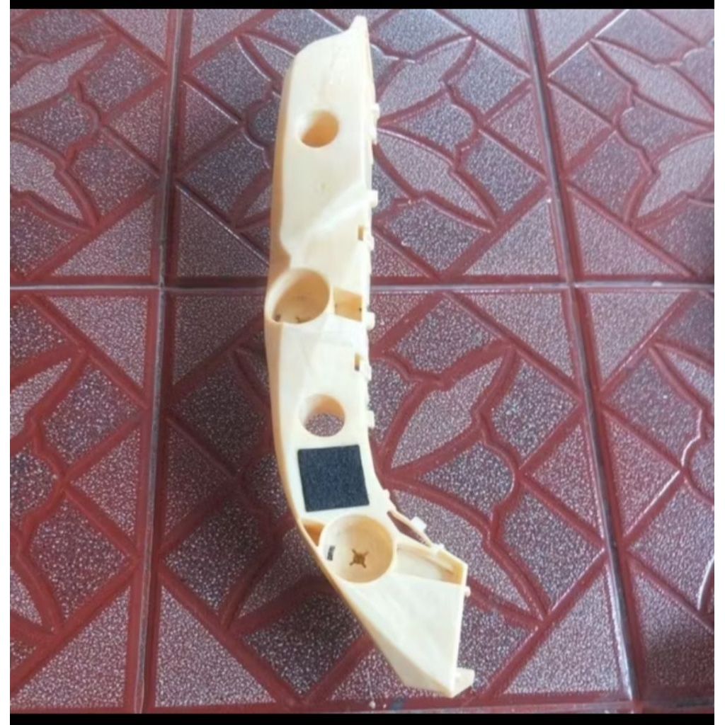 Bumper Retainer atau Bracket Bumper (Sering juga disebut "Klip Bumper Samping") Nissan Grand Livina 