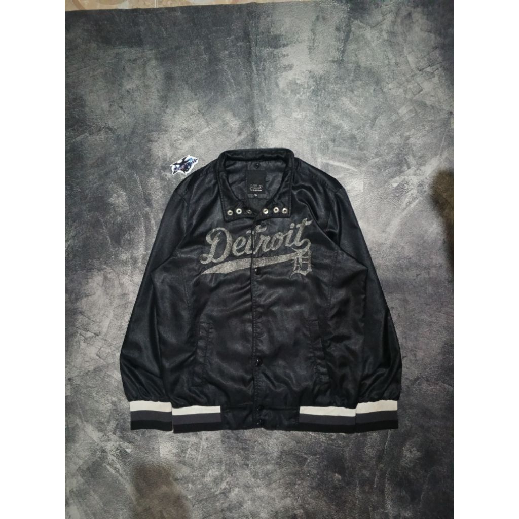 varsitiy MLB satin size 100 (L)
