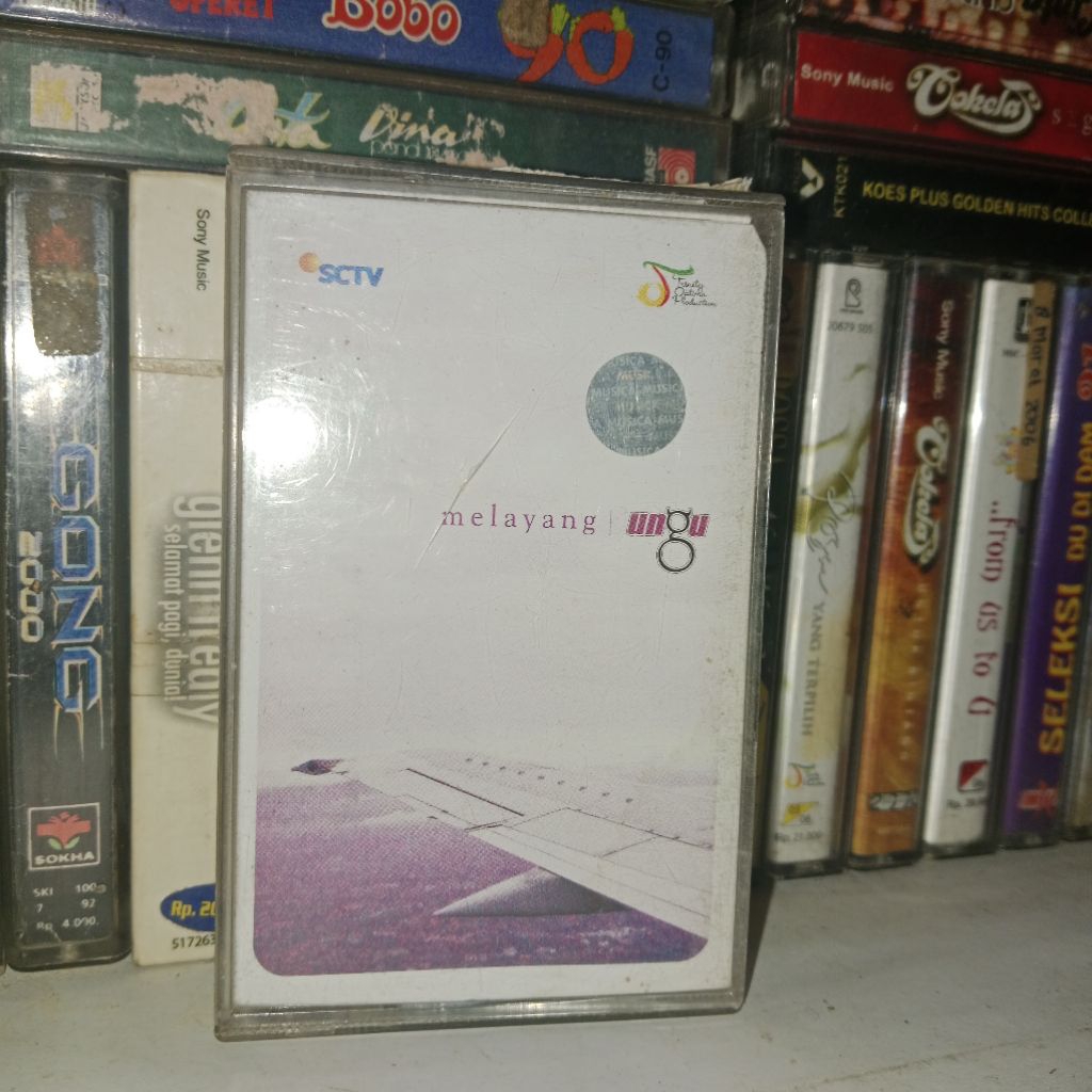 Kaset Ungu Melayang