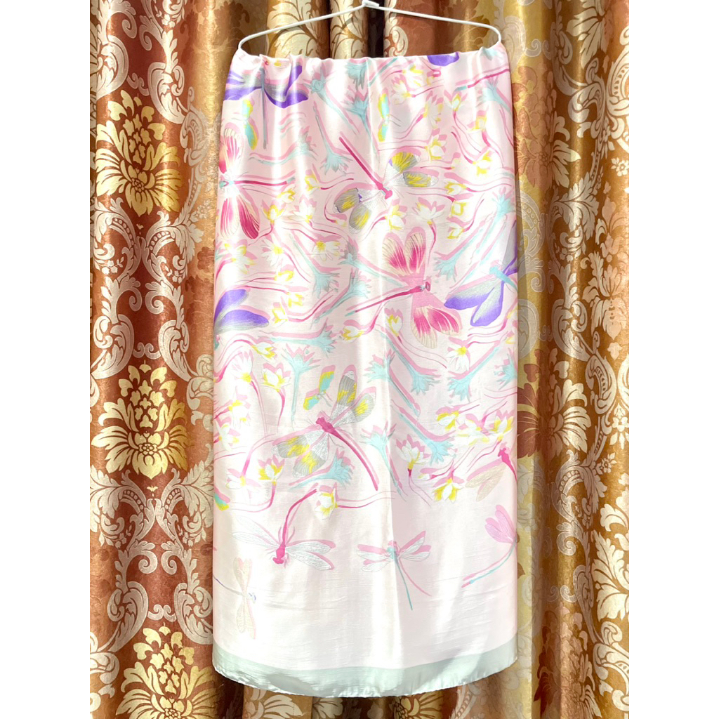 Preloved new Kerudung Segi Empat Hijab Silk Motif Pink Pastel Silk Cantik