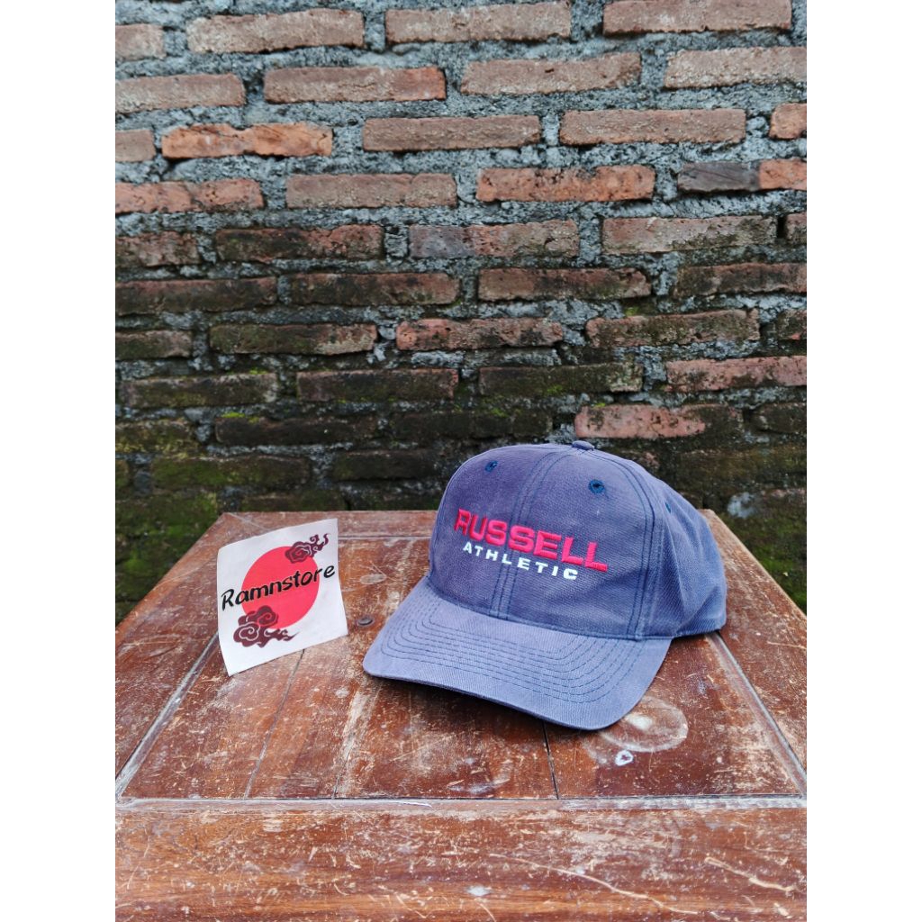 topi russel athletic