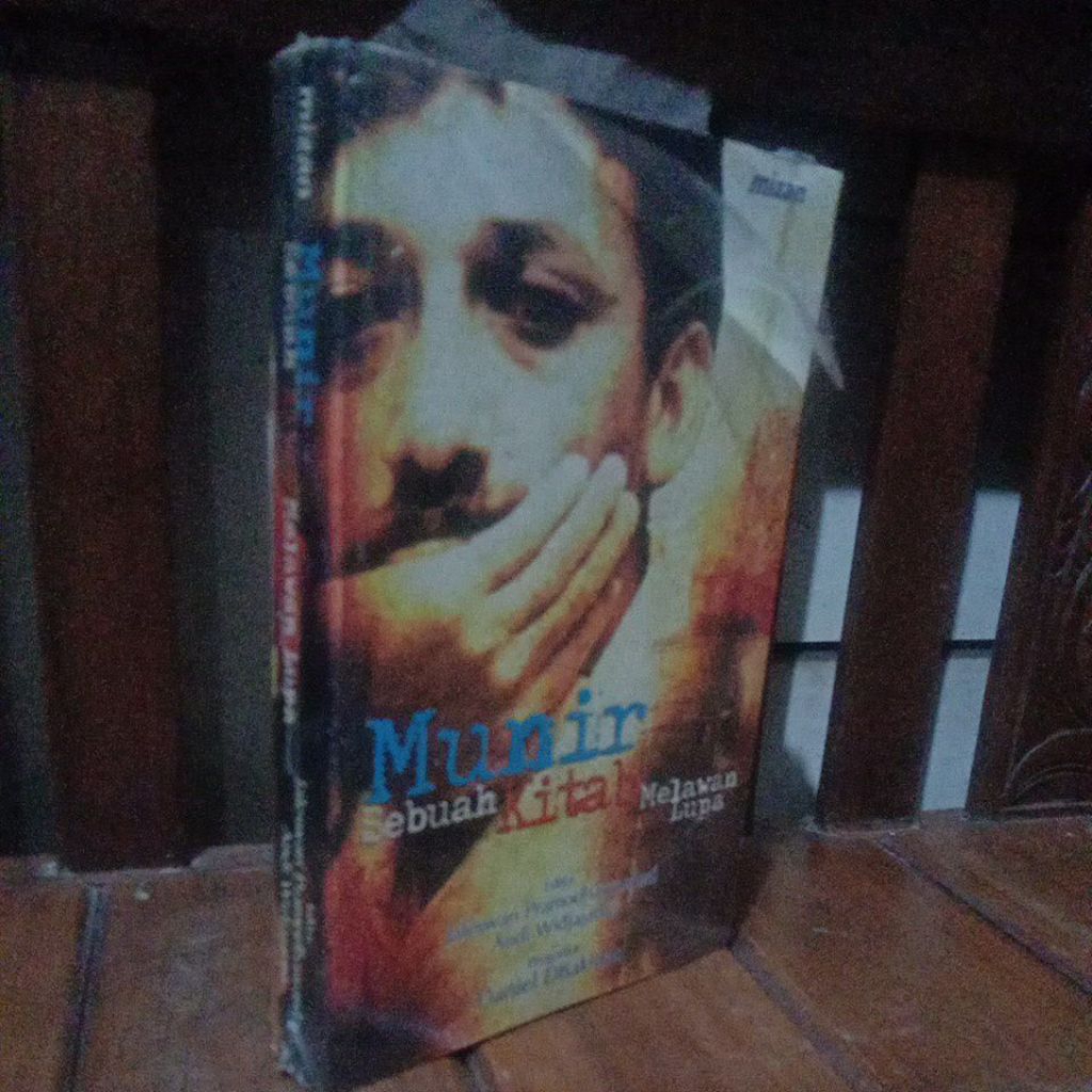 MUNIR SEBUAH KITAB MELAWAN LUPA