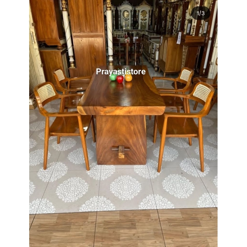 Set Meja Makan Trembesi Kayu Utuh Mix 4 Kursi Rotan Jati