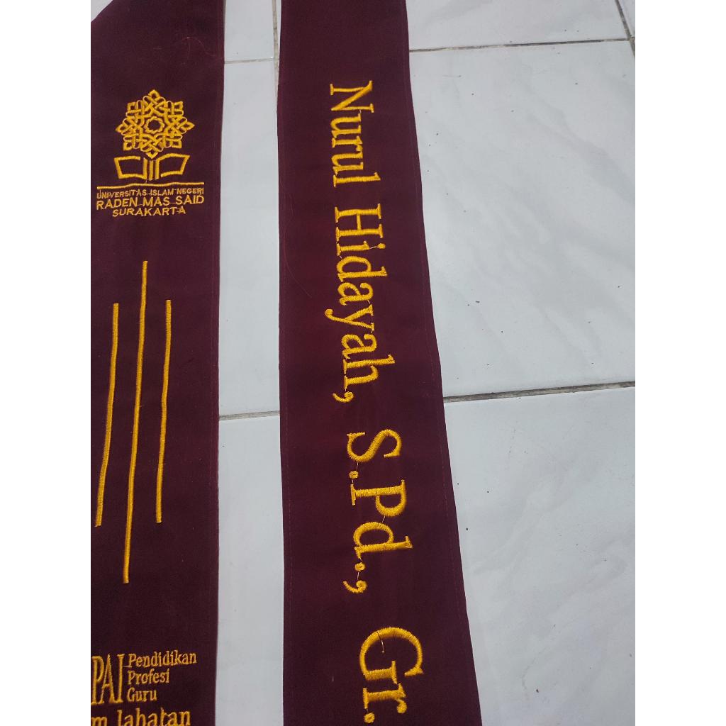 Selempang Wisuda Bordir Sarjana Eksklusif Desain Mewah Custom Bebas | Produksi Cawas Klaten