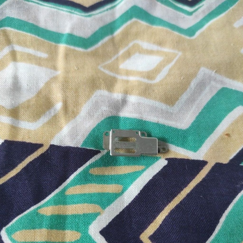 PLAT SENG PENAHAN SPEAKER EARPIECE ATAS IPHONE 6/6G ORIGINAL COPOTAN