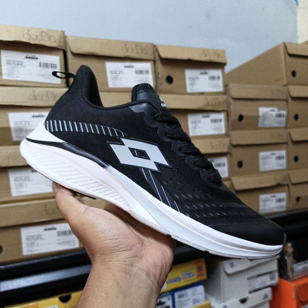 Sepatu Olahraga Running Pria Lotto Esteban Black White Original Resmi Sport Station