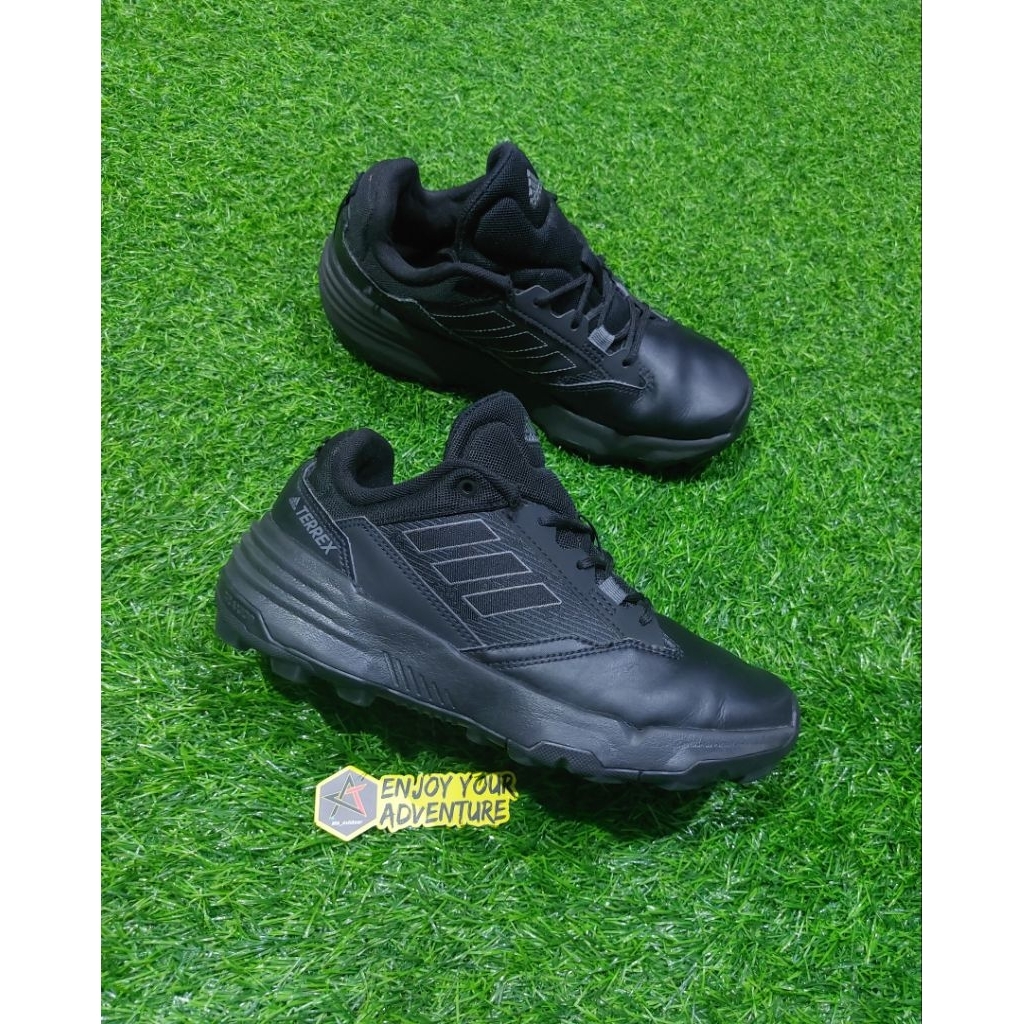 sepatu gunung trekking adidas size 40