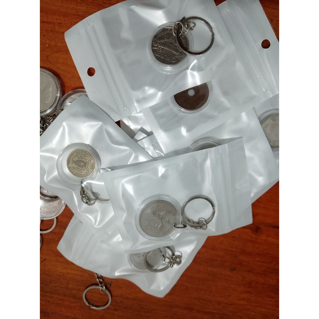 Gantungan kunci koin asing kuno random