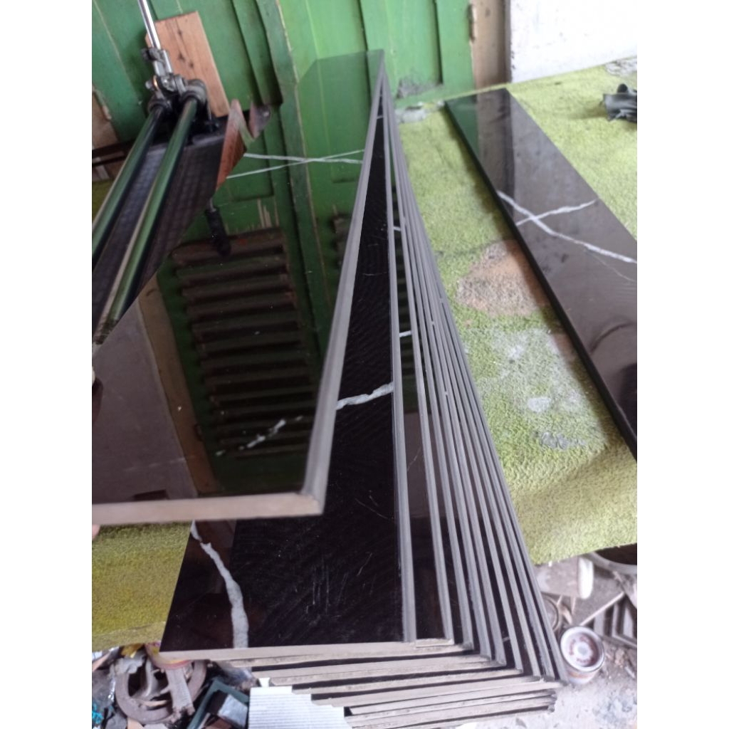 lisplin 10x80 granit kukumacan granit hitam glossy untuk dinding
