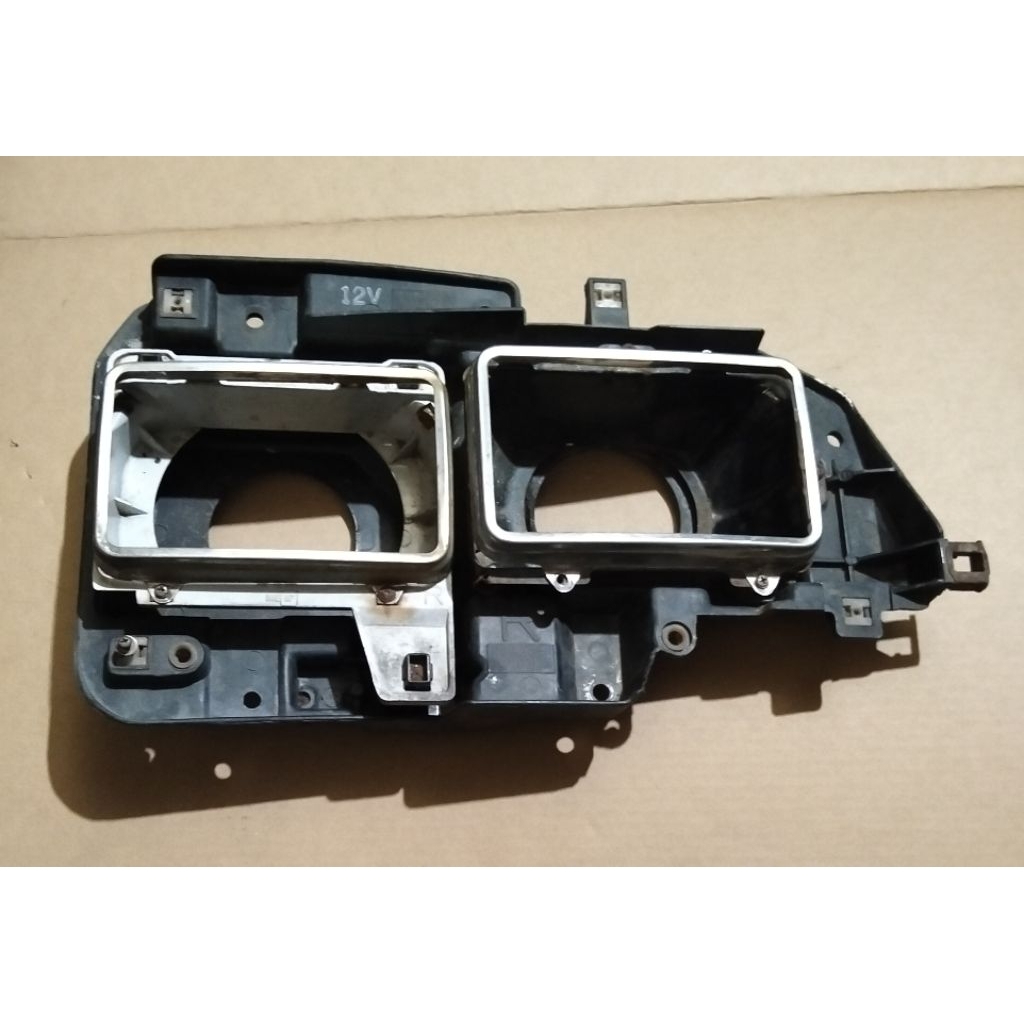 Dudukan Rumah Lampu Depan Isuzu Elf Lama Original