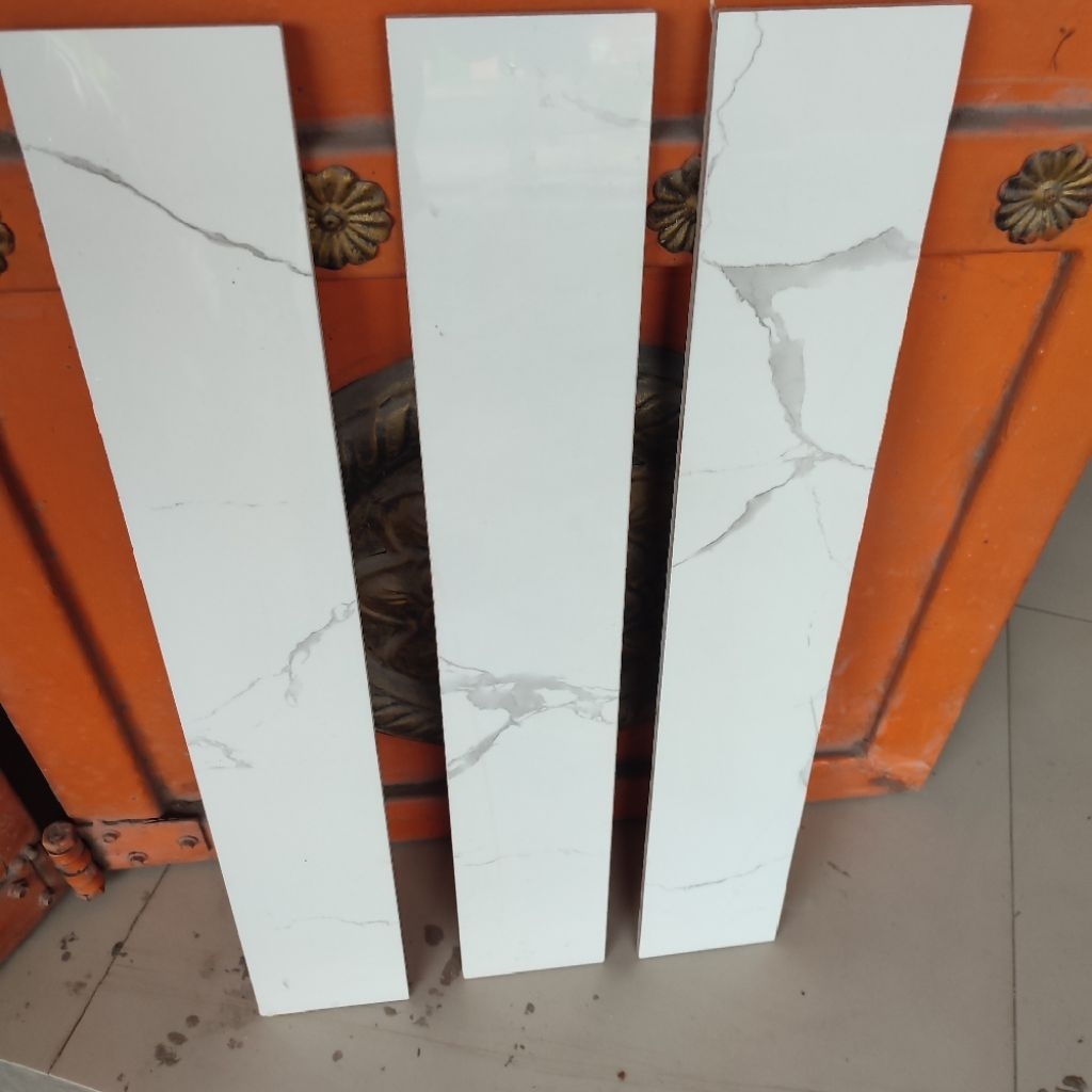 List plint granit motif 10×60