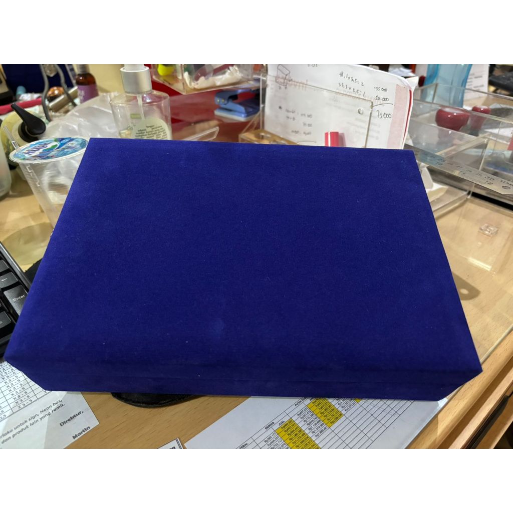 Box bludru perhiasan / box bludru plakat