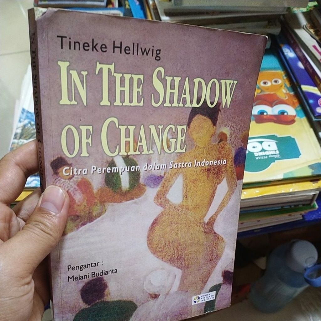 buku in the shadow of change Citra perempuan dalam sastra Indonesia original