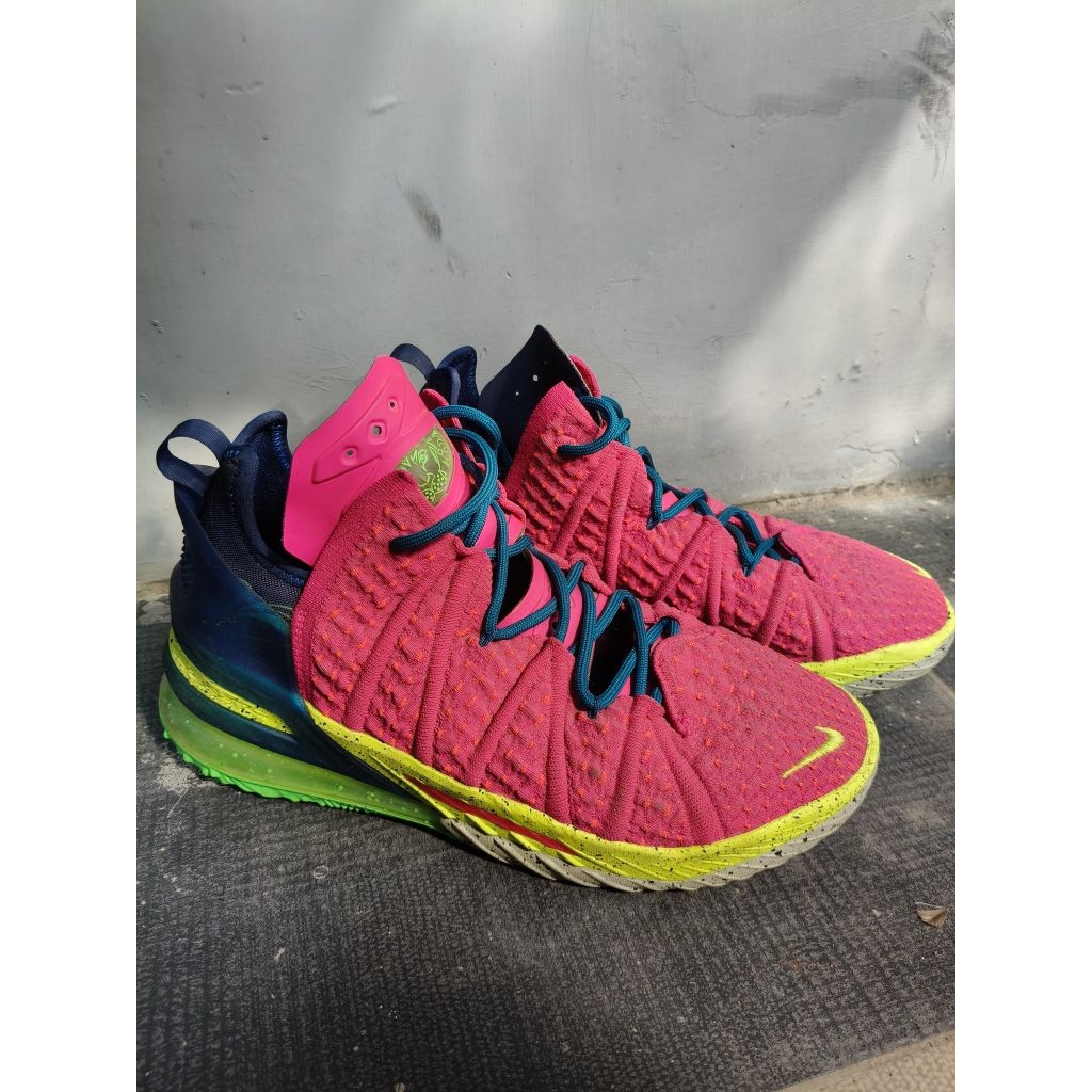 Sepatu Basket Nike Lebron 18 size 43