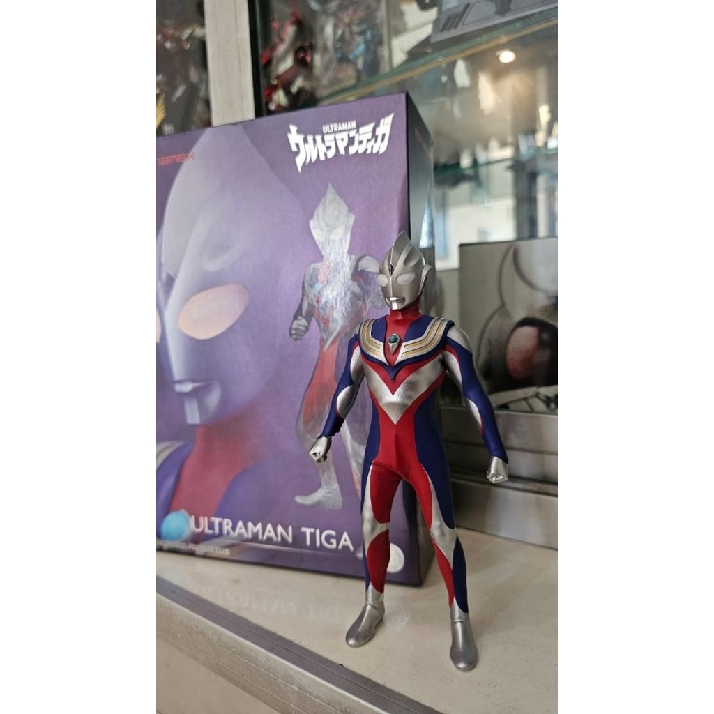 Figur Ultraman alphamax ( cek deskripsi)