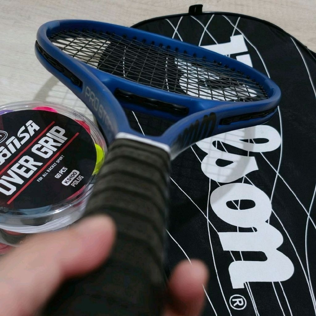 RAKET TENIS LAPANGAN PROSETAFF 97SIAP PAKAI PLUS TAS DAN GRIP