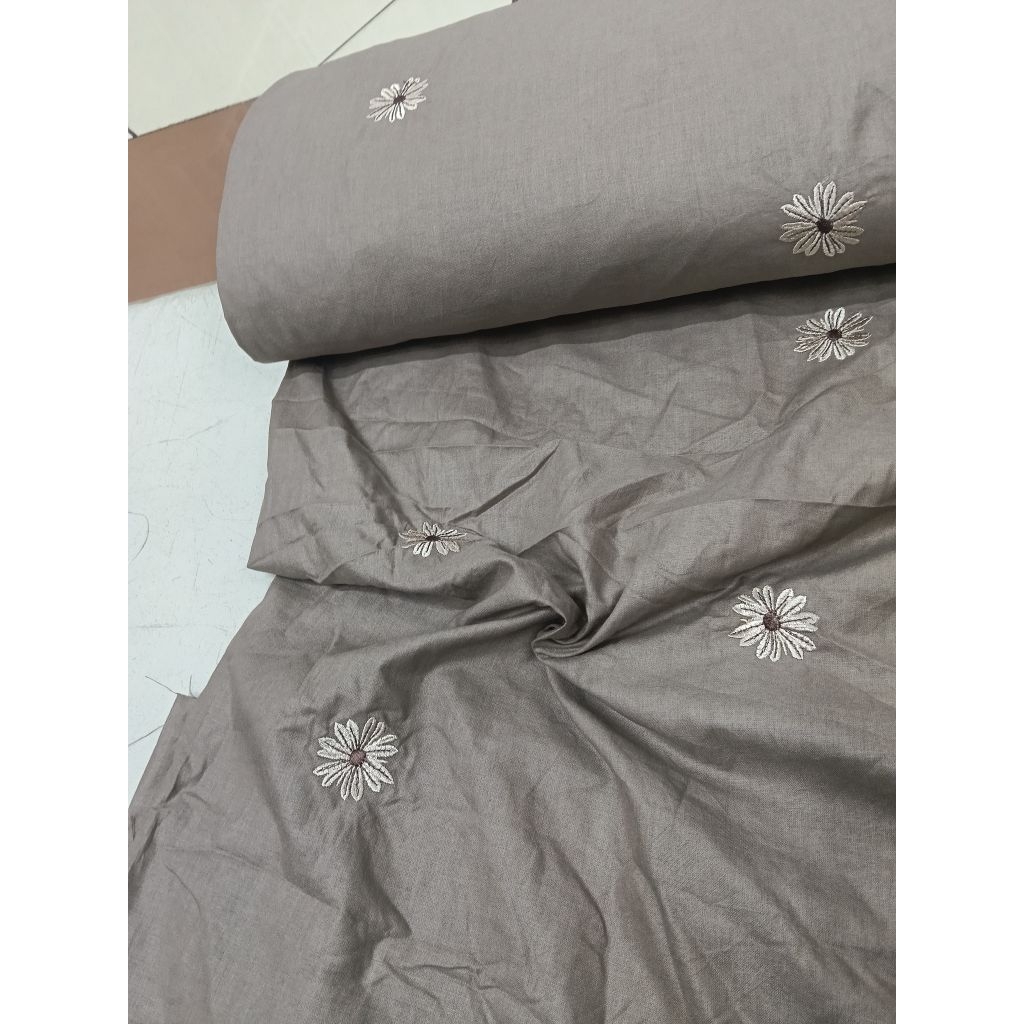 KAIN KATUN BORDIR IMPORT MOTIF BUNGA WARNA DASAR COKLAT MILO