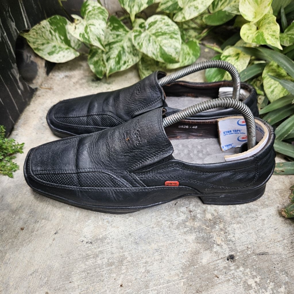 sepatu loafer second kickers size 40(25,5cm)