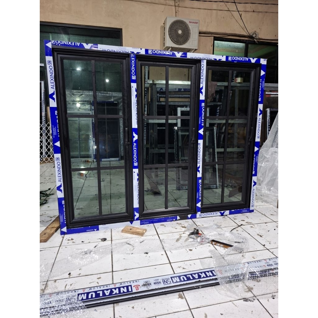 jendela aluminium merek alexindo 3 daun bukaan 1 arah + lis ornamen kota2, kaca 5mm kusen 4inc L 150