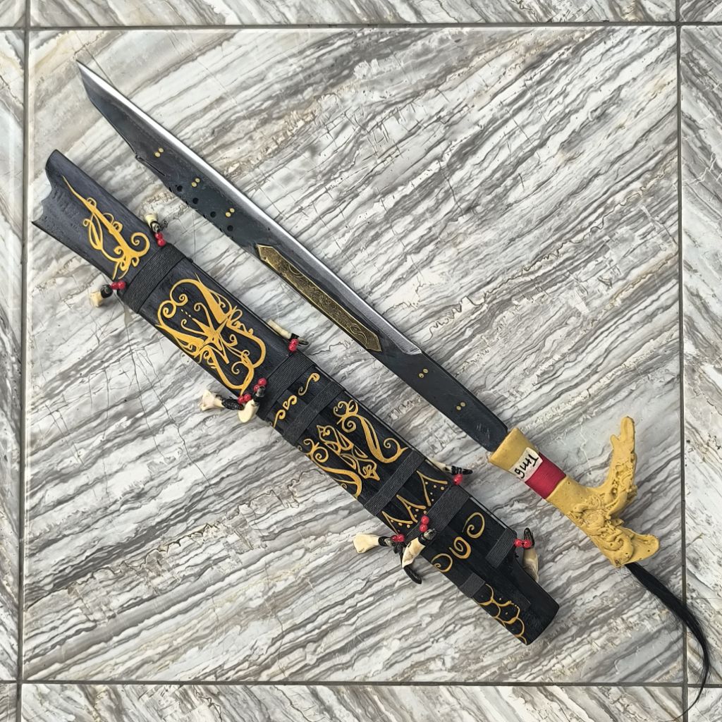 Mandau senjata pusaka khas suku adat dayak asli kalimantan