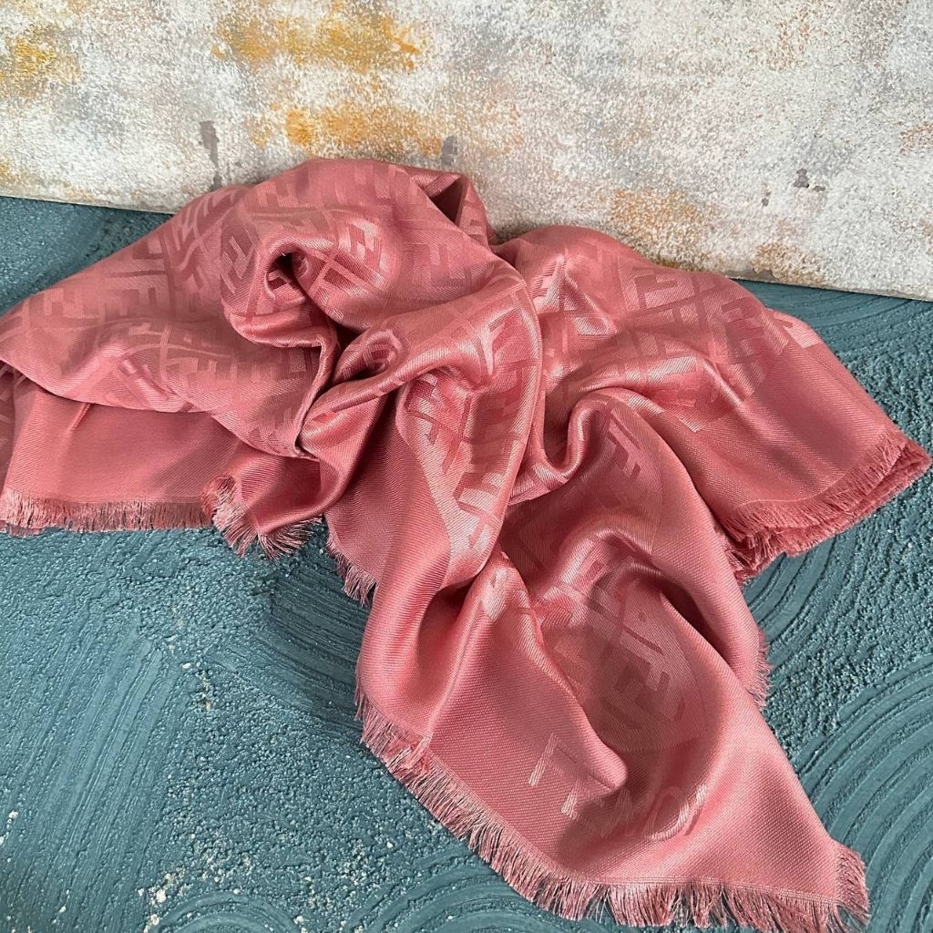 Fendi FF Scarf 140 x 140 cm 
Pink Macaroon