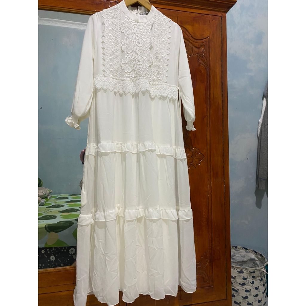 Dress putih lebaran renda