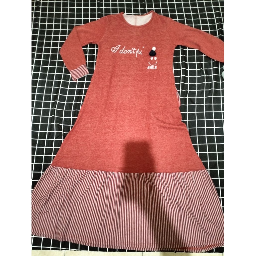gamis merah garis garis