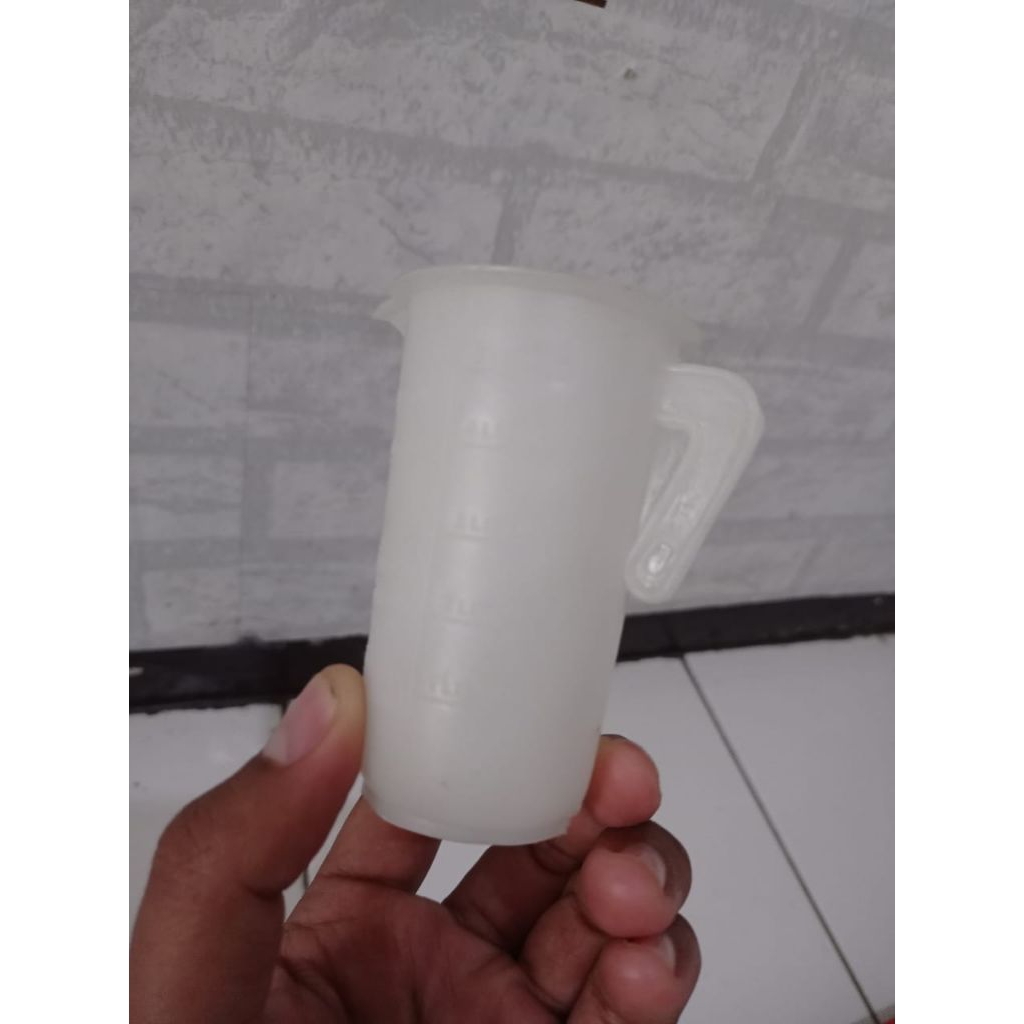 gelas takar oli samping vespa