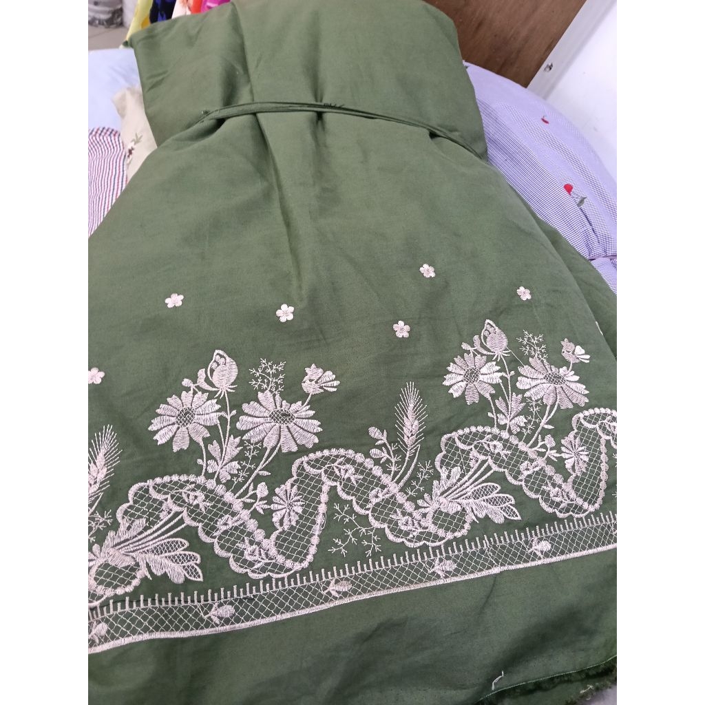 KAIN KATUN BORDIR MOTIF BUNGA PINGGIRAN