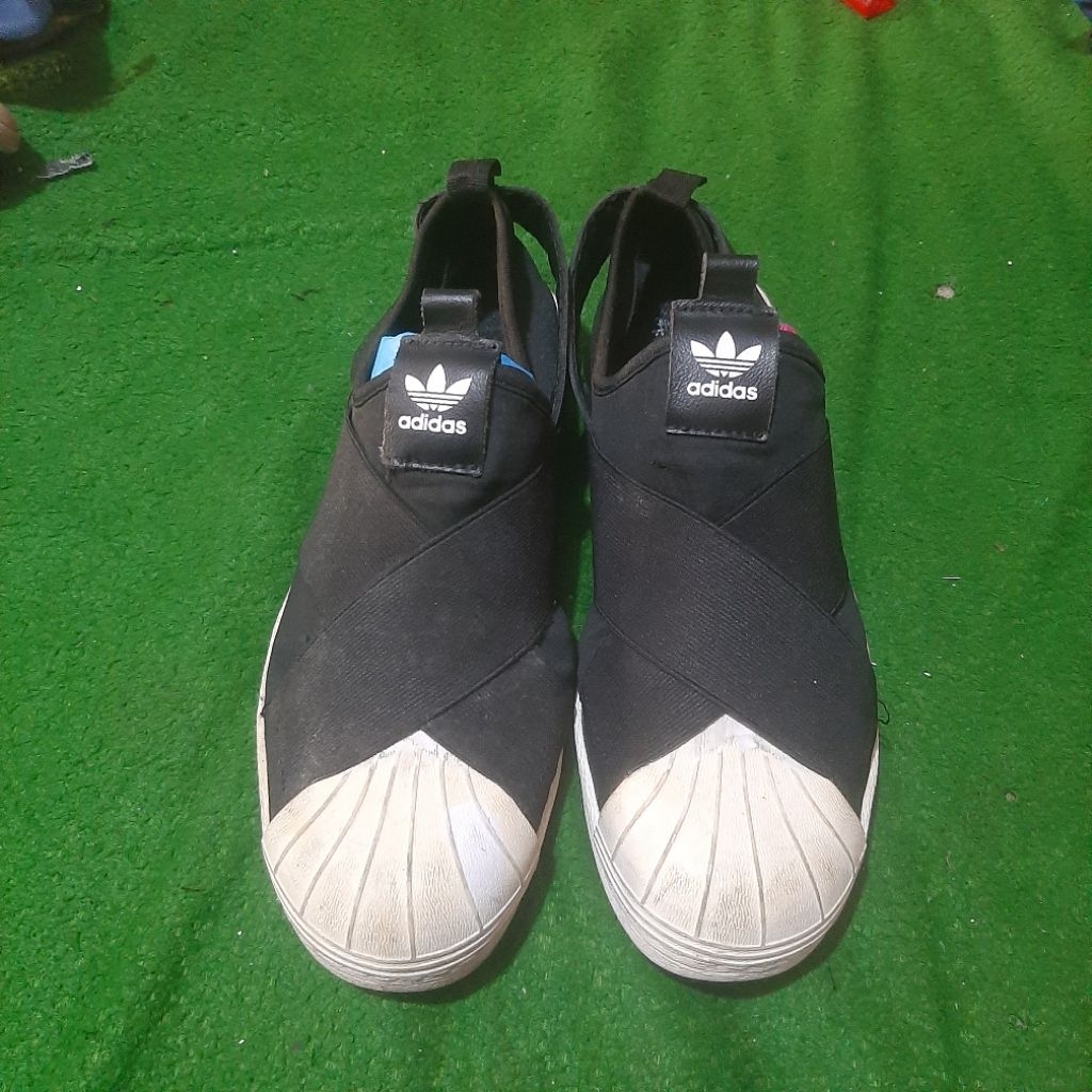 SEPATU SUPERSTAR SLIP ON COWOK HITAM