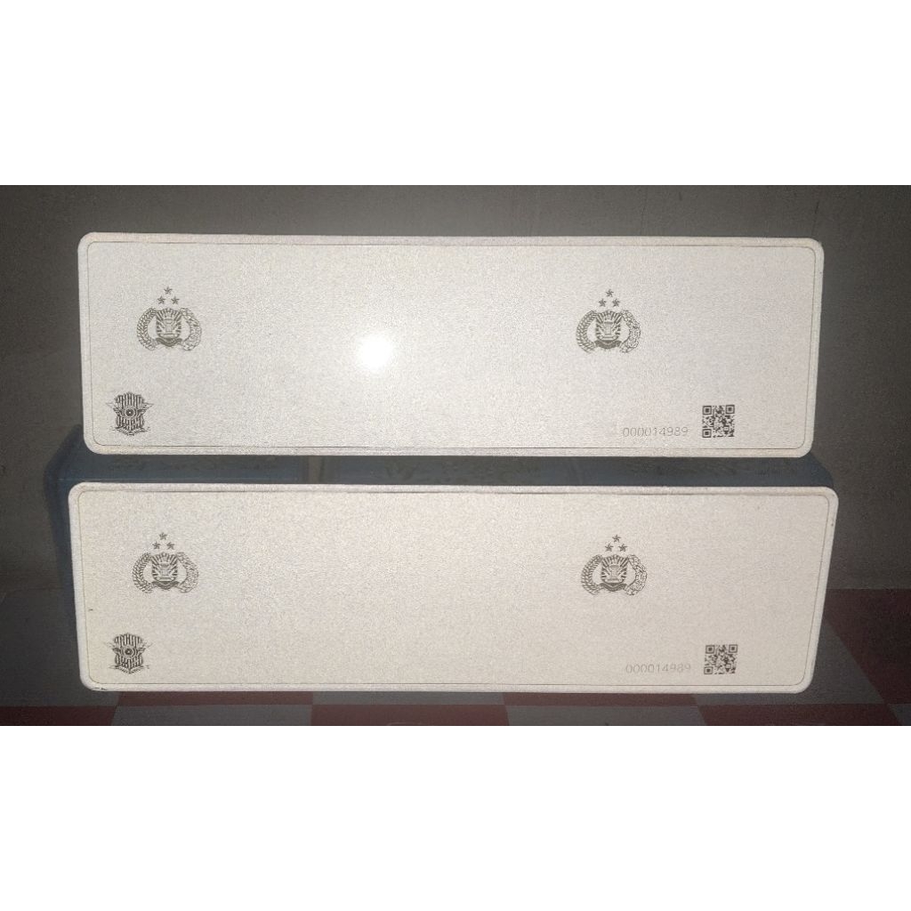 Bahan reflektif plat nomor mobil putih