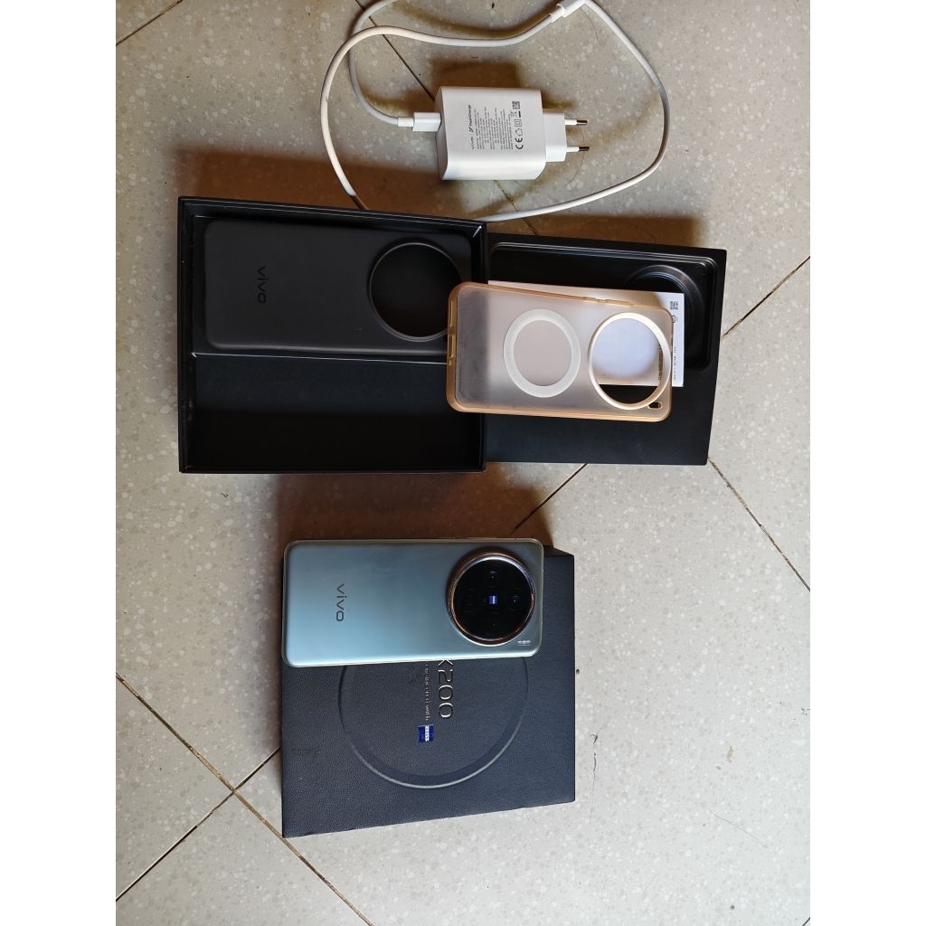 vivo x200 ram 12/256 lengkap masih garansi 95% mulus dan kesehatan baterai 99
