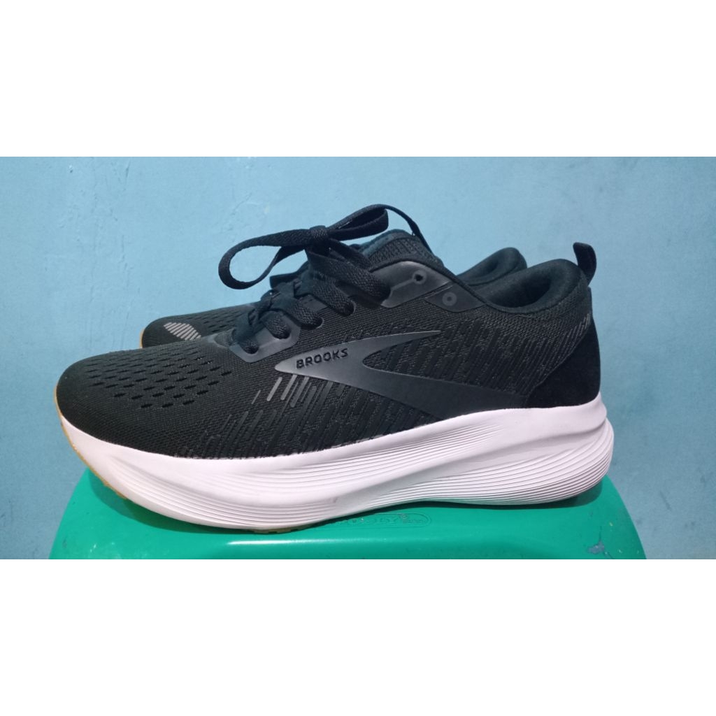 Sepatu BROOKS size 42