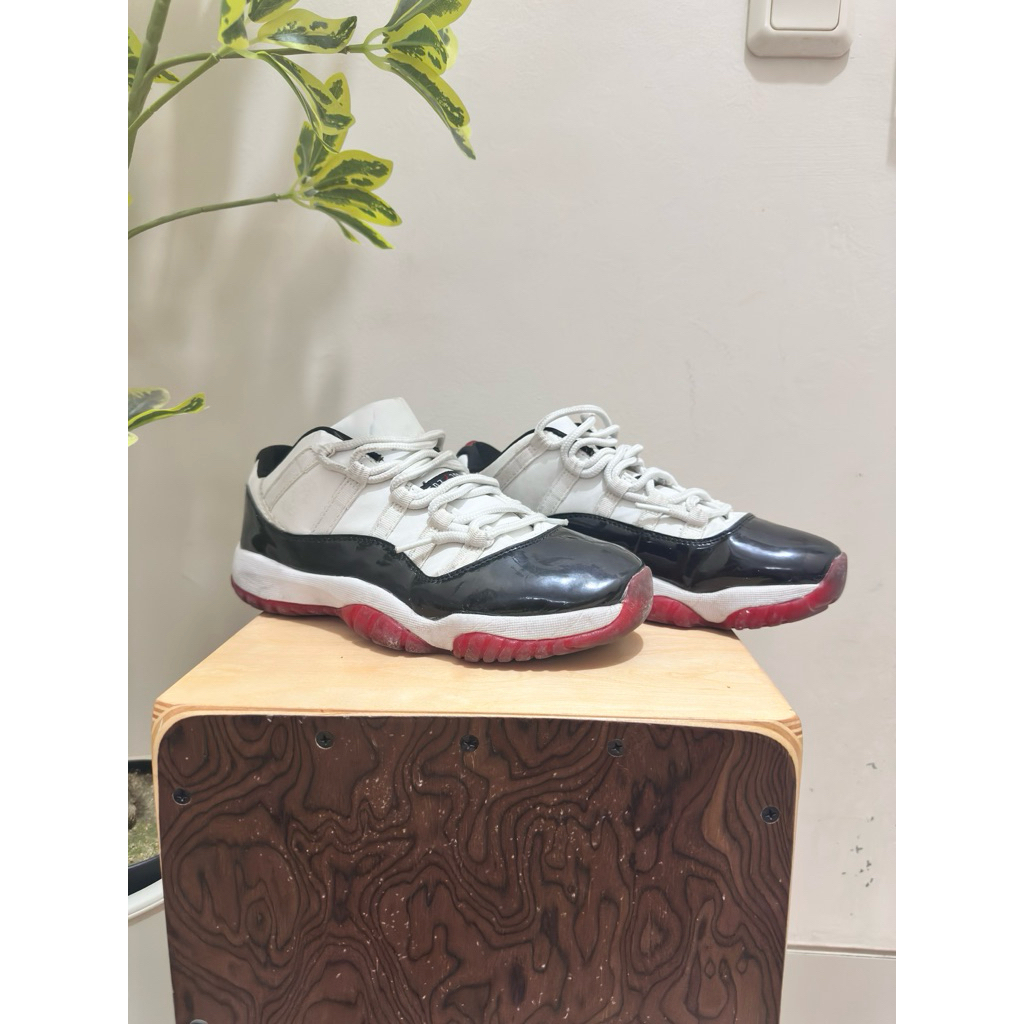 Sepatu Basket Sneakers Nike Air Jordan 11 Retro Low Concord Bred Second Prelov Original No Minus