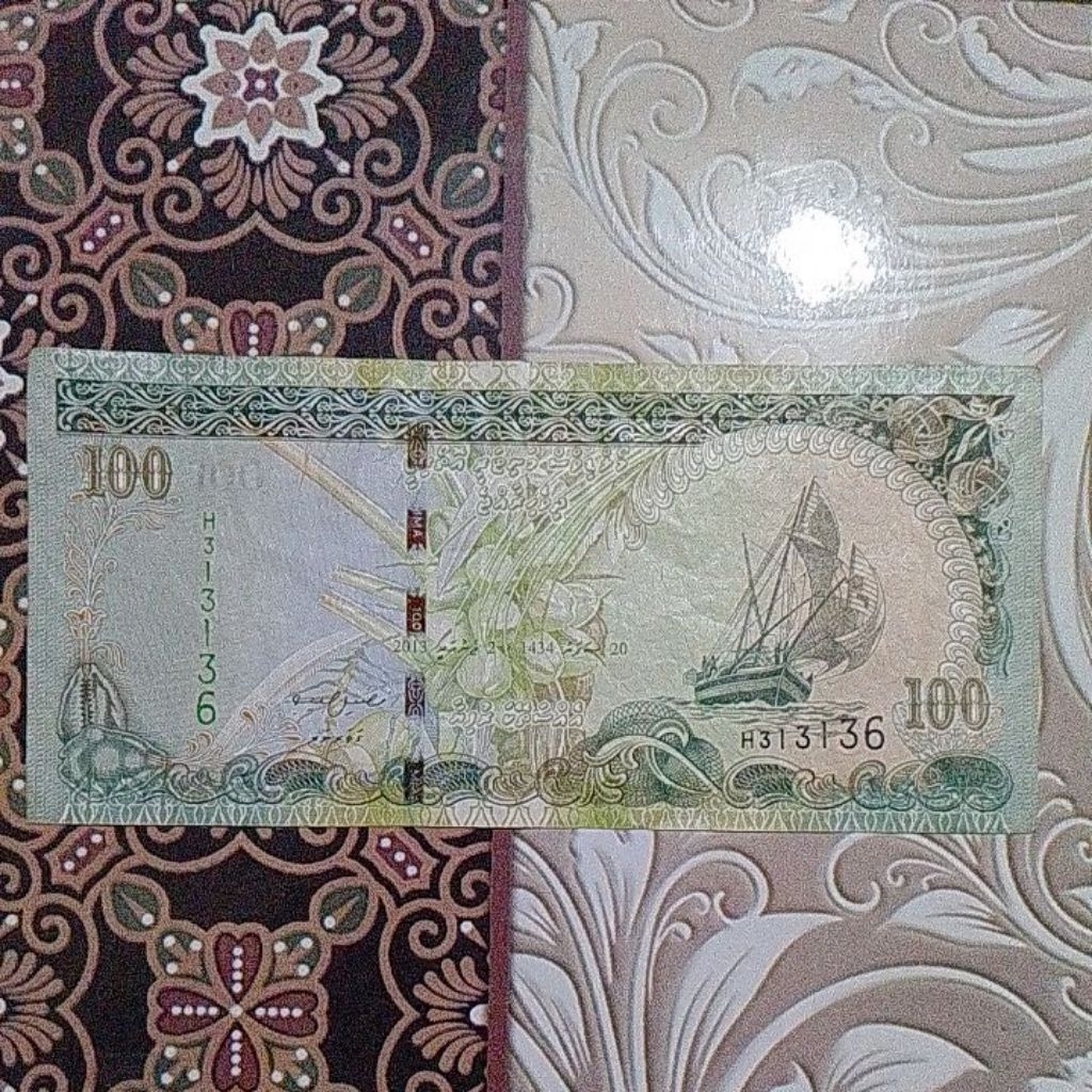 Uang Maldives 100 rufiya 2013 vf