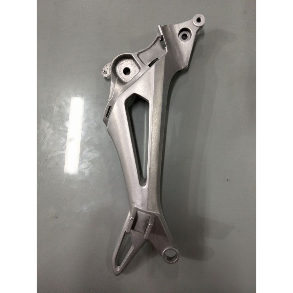 Holder R Pillion step untuk motor Revo 100cc Old number part 50605KVR600