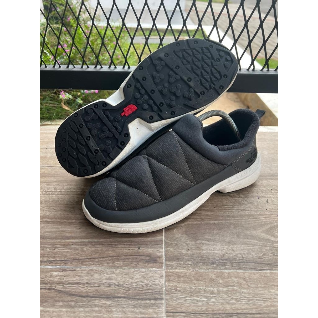 Sepatu TNF
