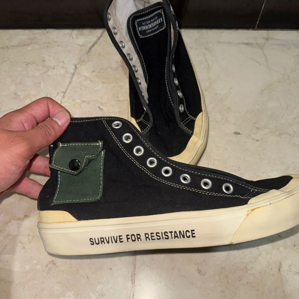 Sepatu Local Poison Street pocket classic size 44 Sneakers Hitam Sol menguning kondisi second Terawa