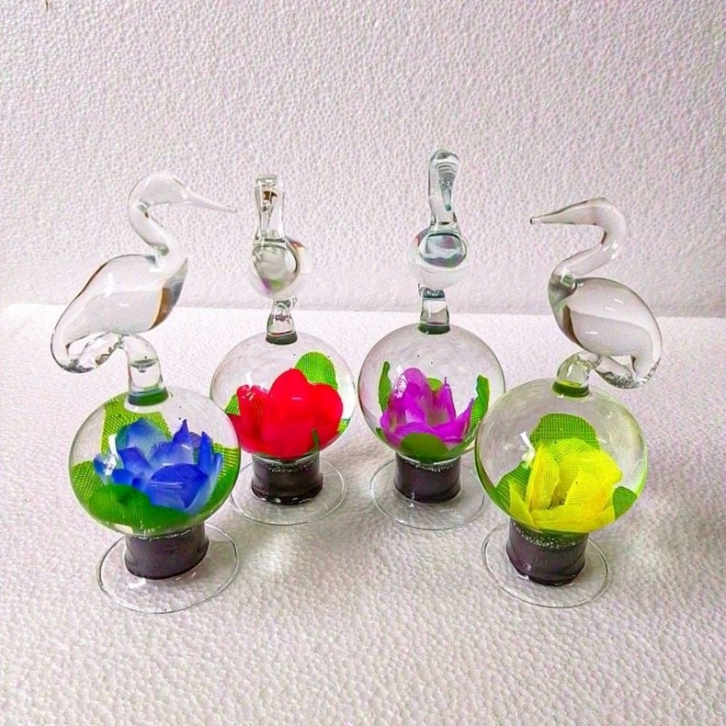 Hiasan Unik Lemari Kaca Rumah/Kantor