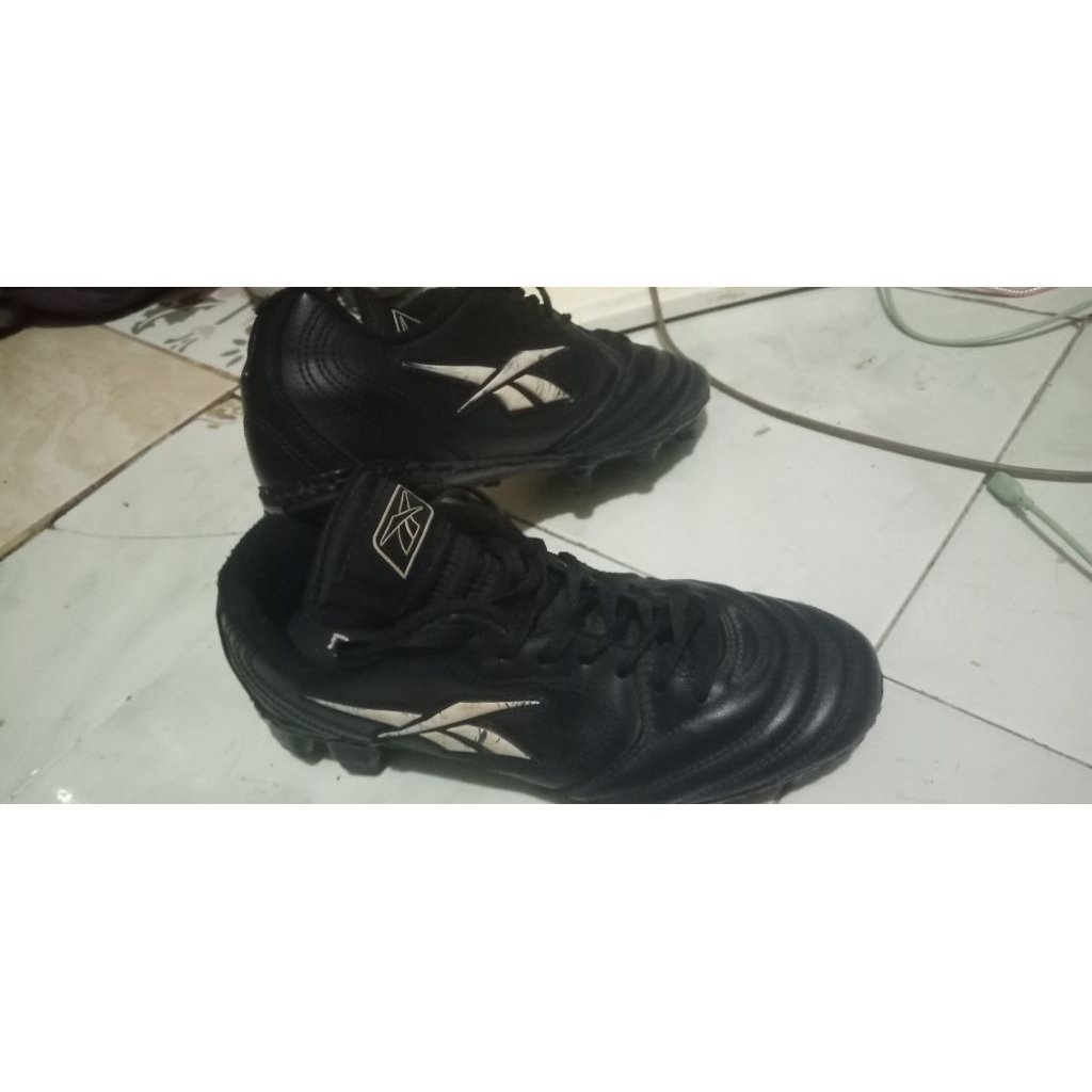 SEPATU BOLA Reebok