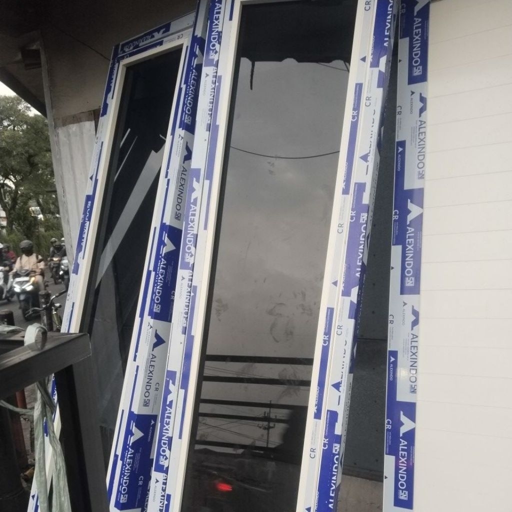 daun jendela aluminium merek alexindo, inkalum ,ykk dan alcomax