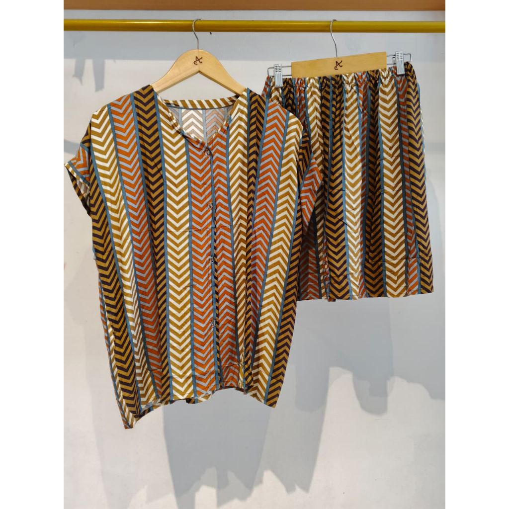 Piyama pendek simple kerah V